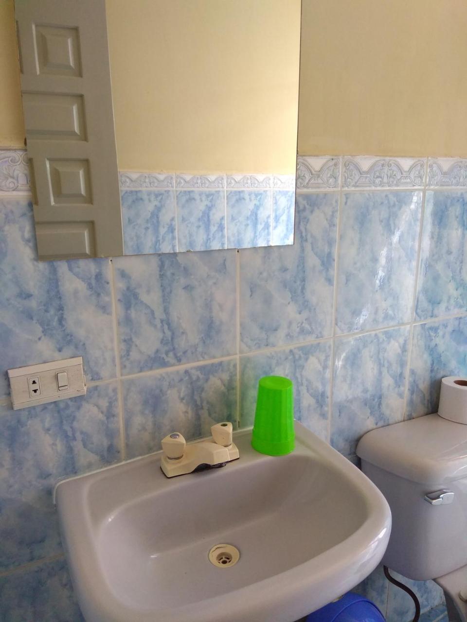 Hostal Mediodia Кито Екстериор снимка