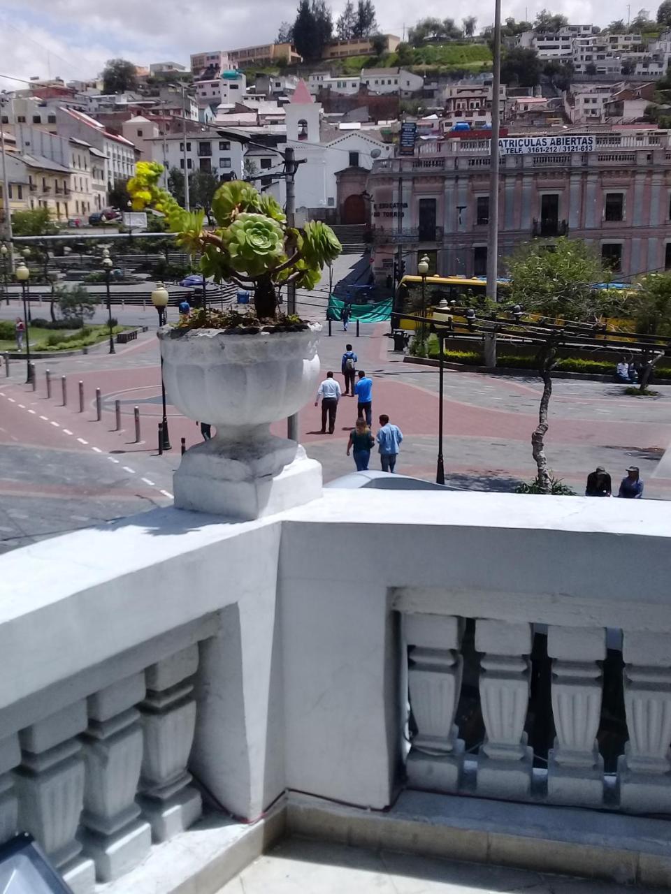 Hostal Mediodia Кито Екстериор снимка